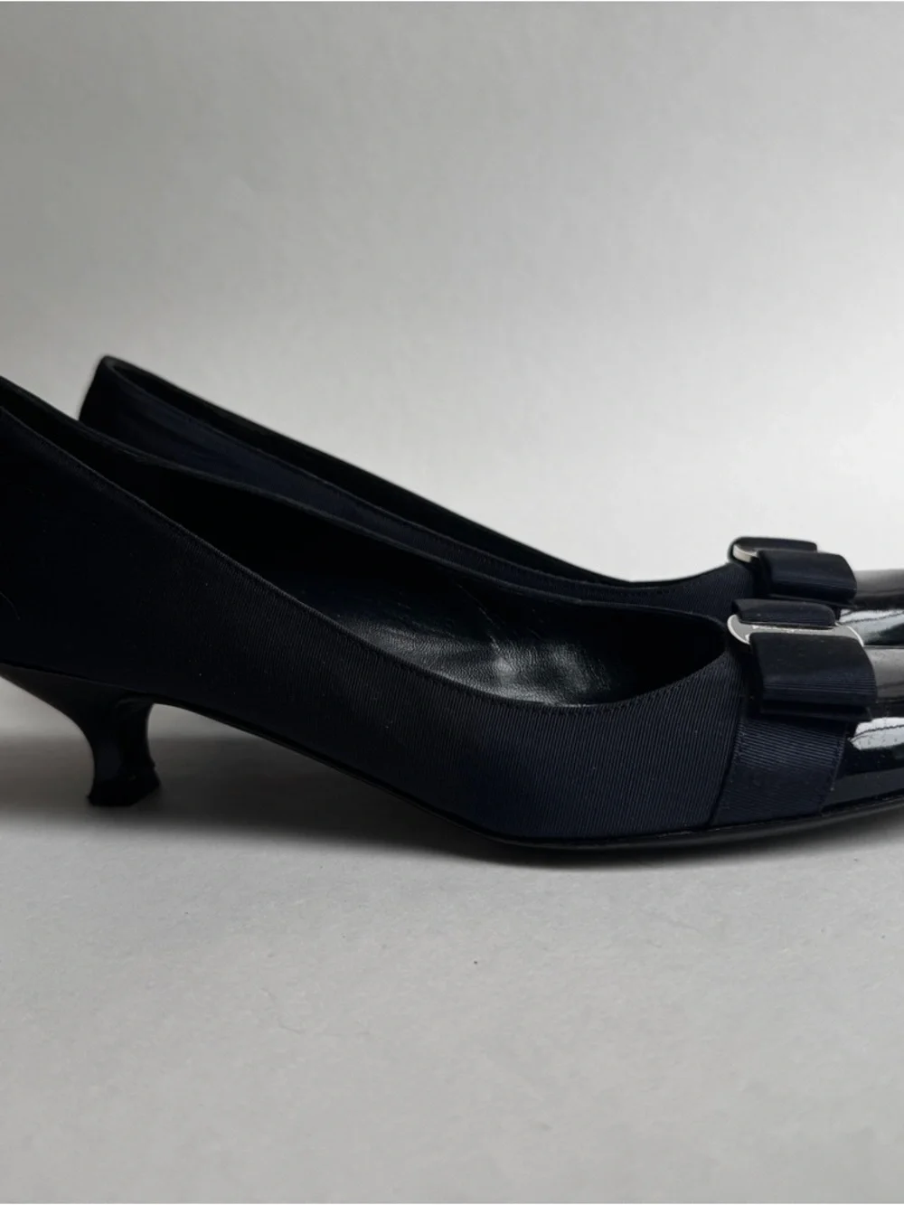 Salvatore Ferragamo Vara Navy Grosgrain Bow Pumps Kitten Heel 10 3A Italy - Picture 1 of 10
